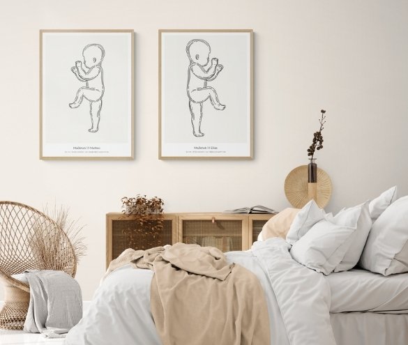 Zwei Babyposter im Eichenholz Bilderrahmen in Schlafzimmer